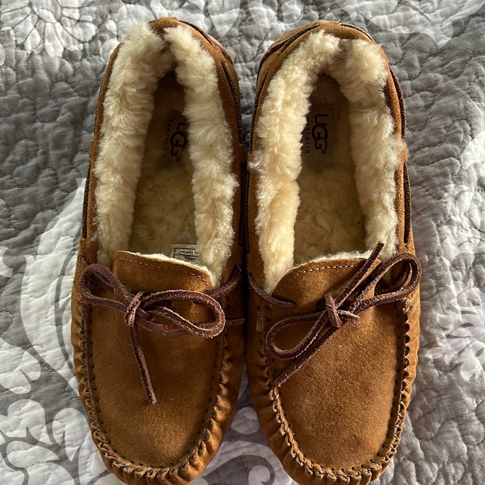Womens UGG Dakota moccasin slipper